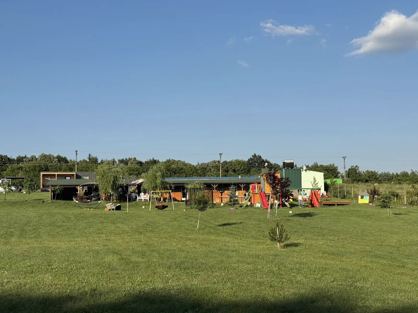 Curtea mare, cu terasa și locul de joacă