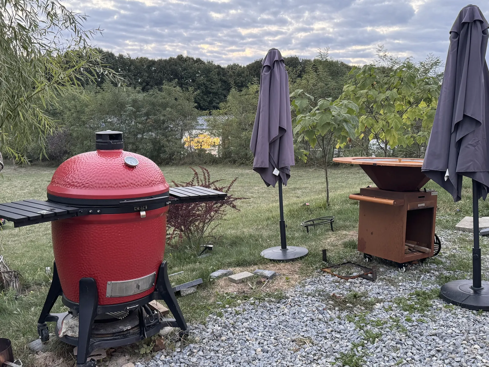 Grătarul Kamado Joe și vatra de foc