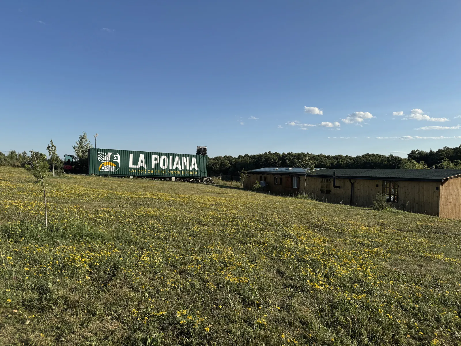 Poiana înflorită și terasa de evenimente