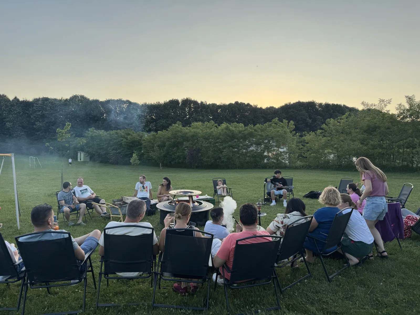 Seară cu prietenii, în curte