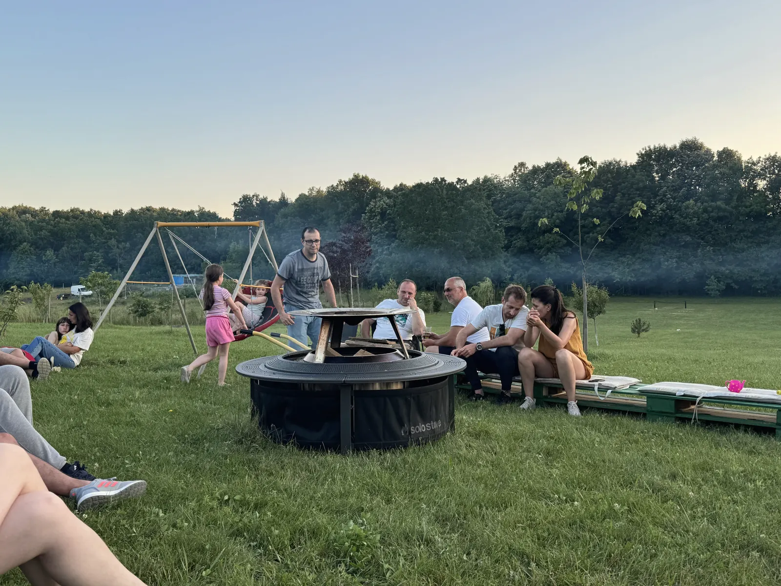 Vatra de foc, leagănele și voie bună